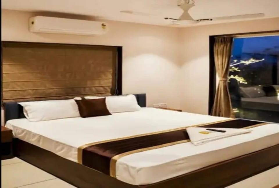 Deluxe Room | Egyptian cotton sheets, premium bedding, in-room safe, desk