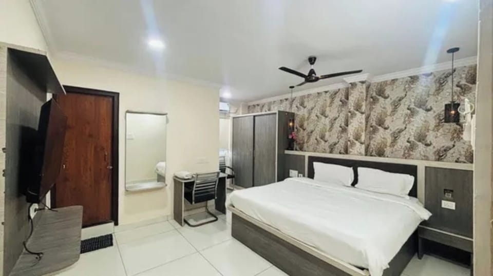 Premium Room | Egyptian cotton sheets, premium bedding, in-room safe, desk