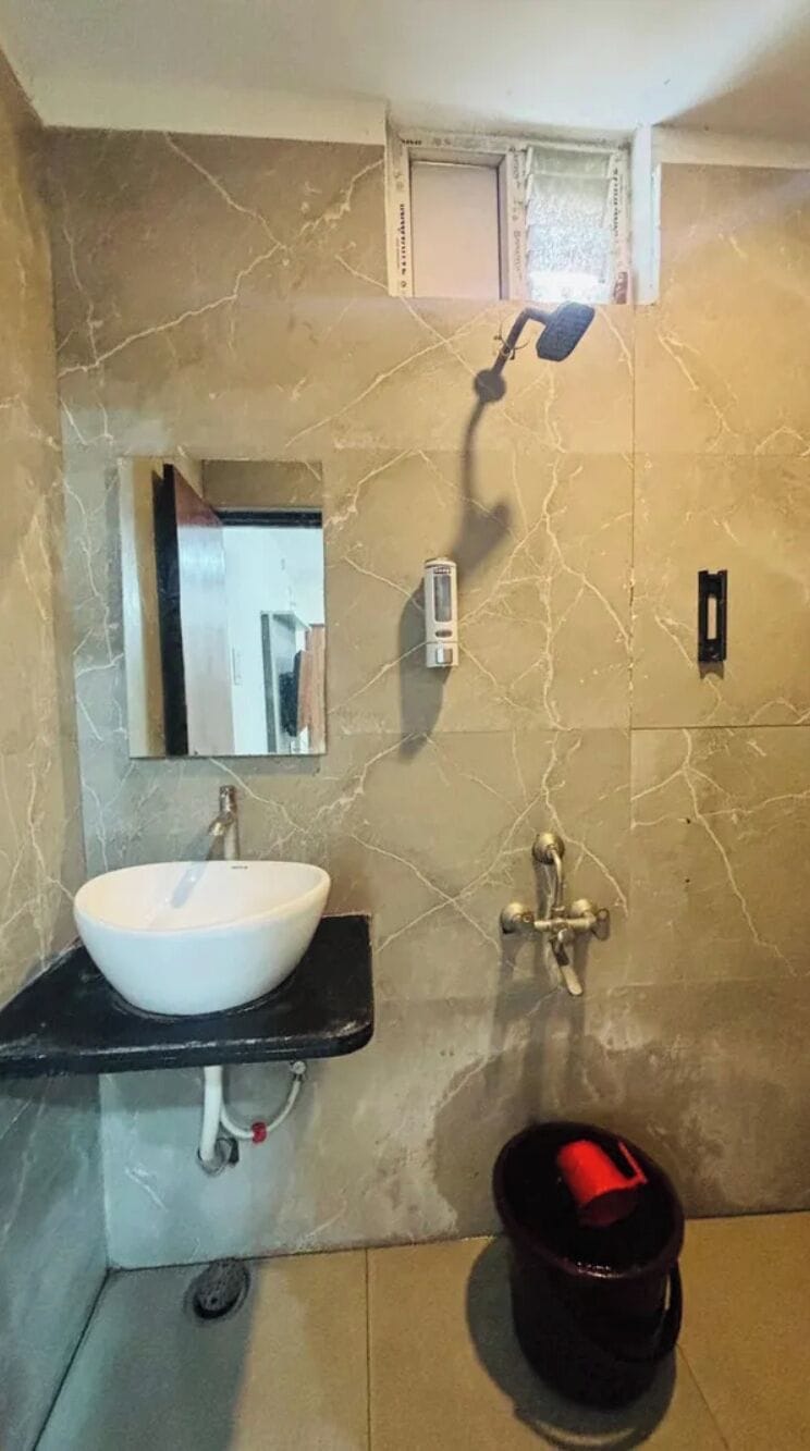 Shower, rainfall showerhead, free toiletries, towels