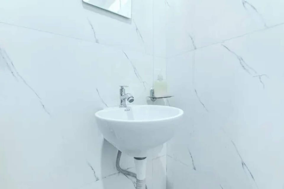 Shower, rainfall showerhead, free toiletries, towels