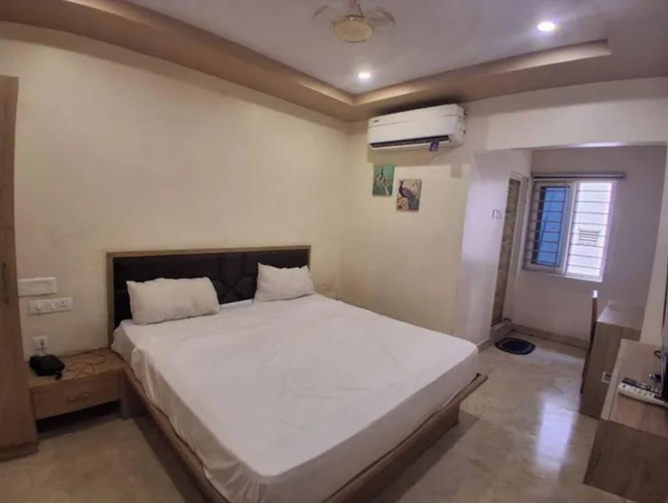 Egyptian cotton sheets, premium bedding, in-room safe, desk