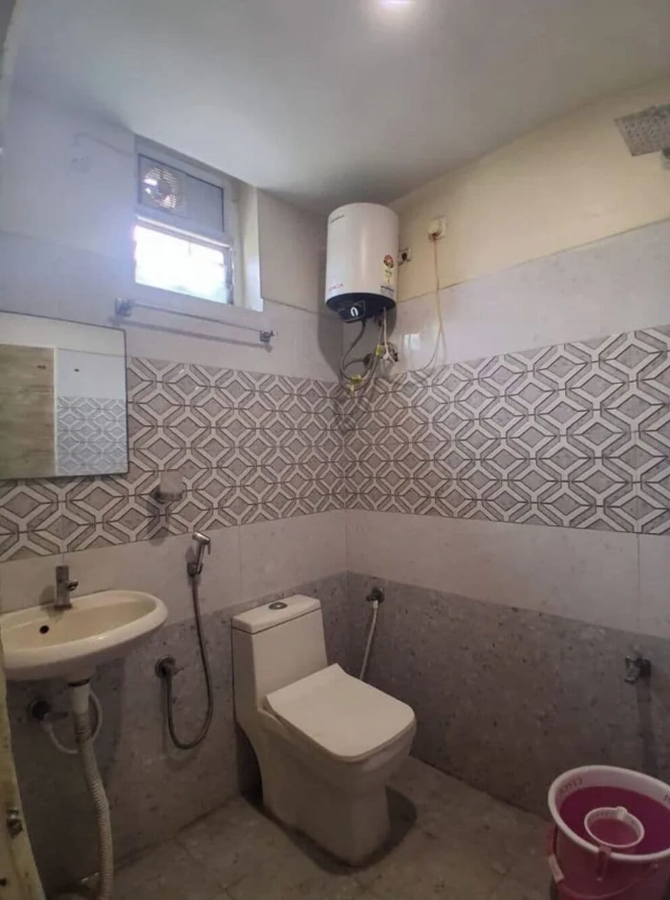 Shower, rainfall showerhead, free toiletries, towels
