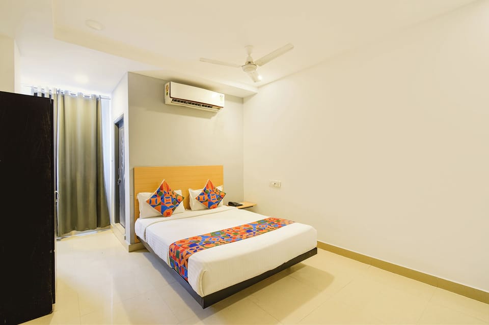 Premium Room | Egyptian cotton sheets, premium bedding, in-room safe, desk