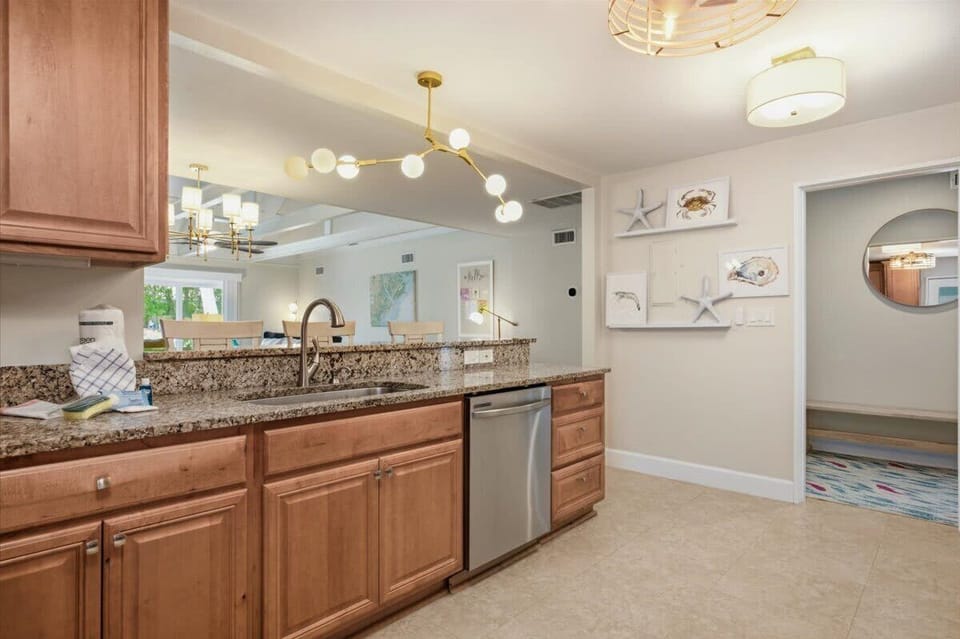 Full kitchen w/ Keurig coffee maker, bar seating for 3 & washer/dryer