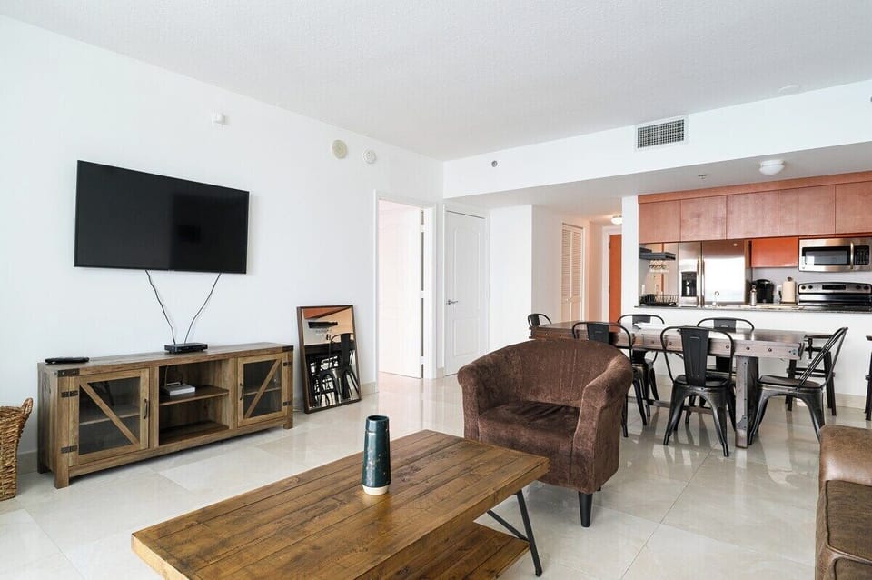 
Cook, dine, and relax in this open-concept space with cozy seating and modern kitchen—ideal for long stays and entertaining.