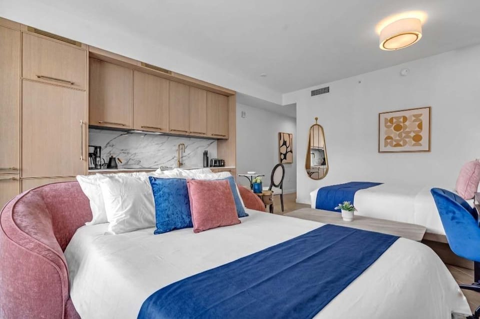 Sleep comfortably and dine in style! This gorgeous studio features bespoke design, a fully equipped modern kitchenette, and a chic pink velvet sofa bed to maximize your space without sacrificing luxury.