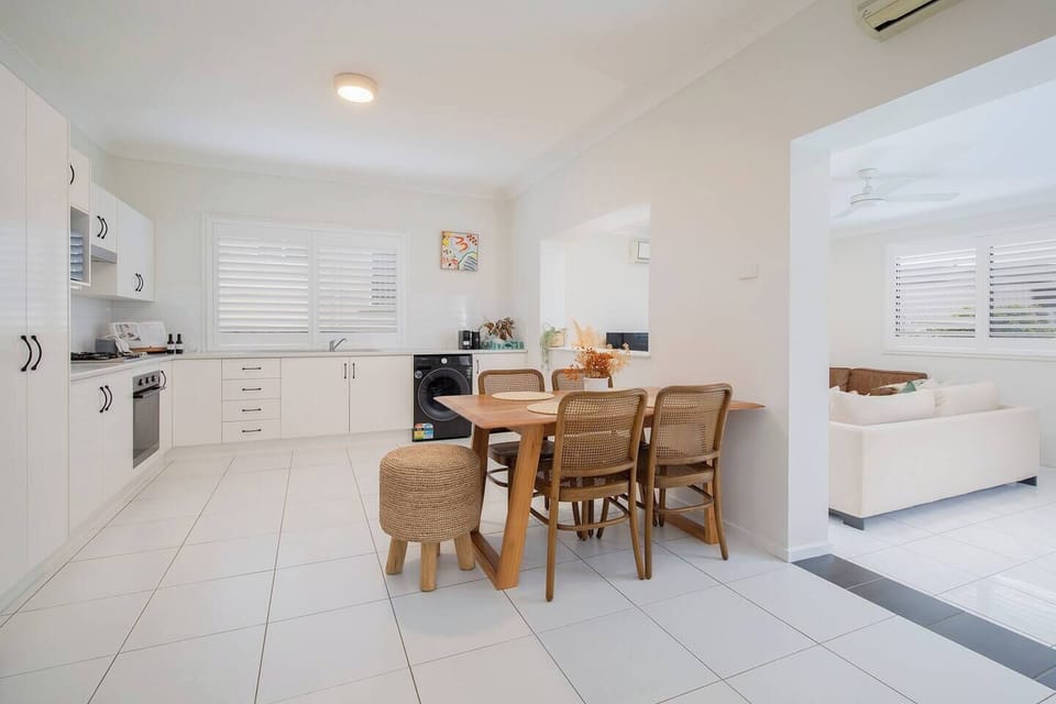 Gather around the dining table for quick breakfasts before heading out to explore Newcastle's stunning coastline.
