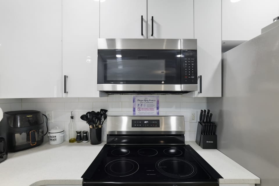 Fully equipped to cook like you would at home — pancakes, dinner, or midnight snacks, no problem.