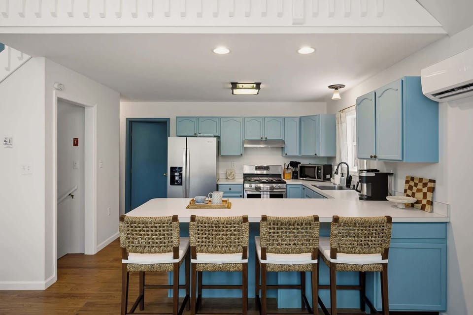 High-End & Fully Equipped – Whether you're making a quick snack or a full meal, this kitchen has everything you need with luxury appliances and plenty of storage.
