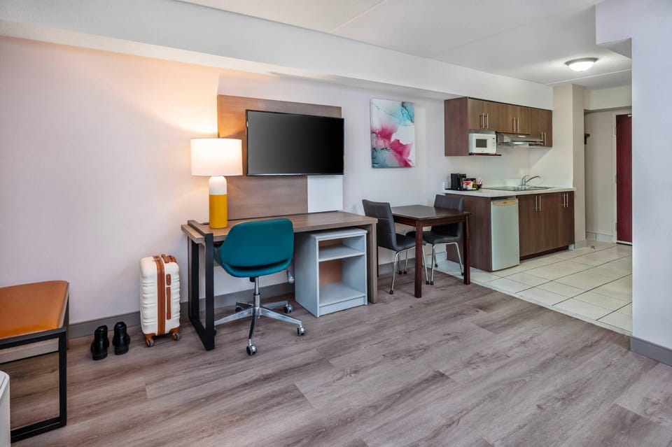 Suite, 1 Double Bed, Non Smoking | Down comforters, in-room safe, desk, iron/ironing board