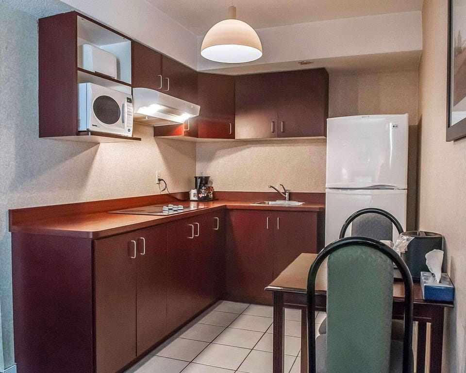 Suite, 1 Double Bed, Non Smoking | Down comforters, in-room safe, desk, iron/ironing board