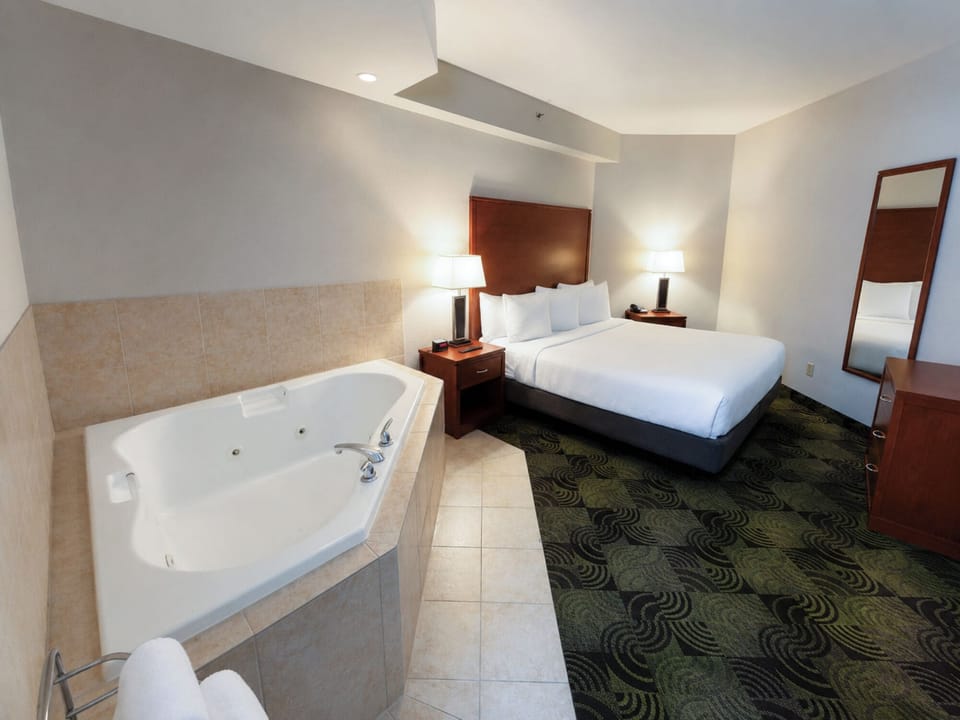 Business Suite, 1 King Bed with Sofa bed, Jetted Tub | Premium bedding, down comforters, pillowtop beds, individually decorated