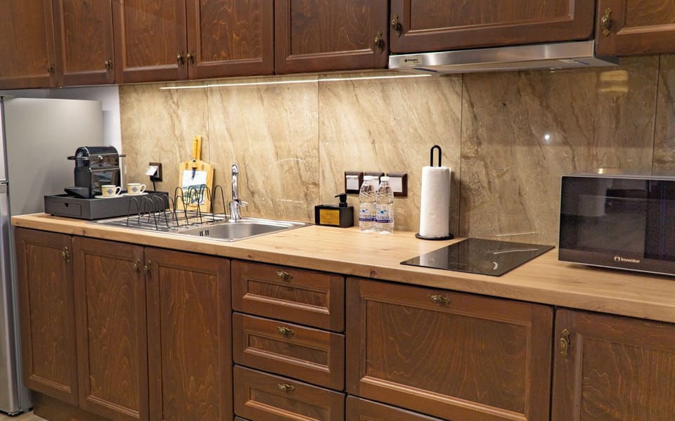Fridge, stovetop, coffee/tea maker, electric kettle