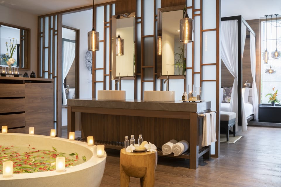 Jacuzzi Pool Suite | Bathroom | Separate tub and shower, deep soaking tub, rainfall showerhead