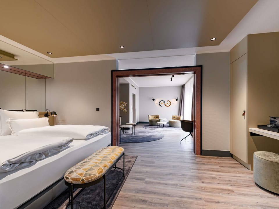 Executive Suite, 1 King Bed | Hypo-allergenic bedding, in-room safe, desk, blackout drapes