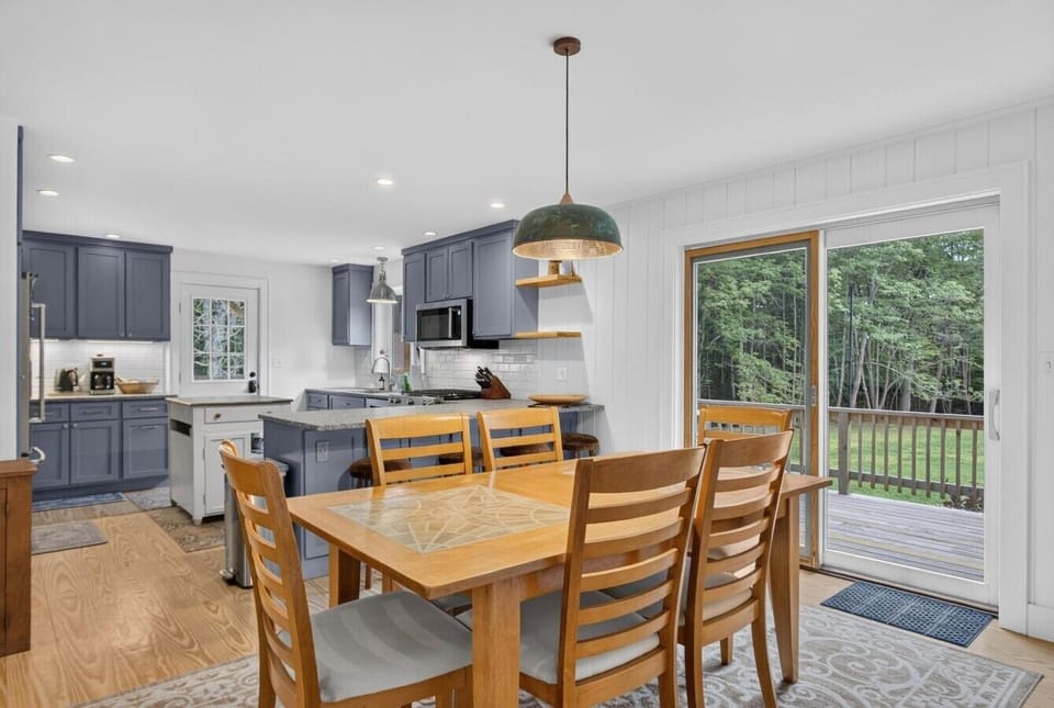 Dining room seating for six!