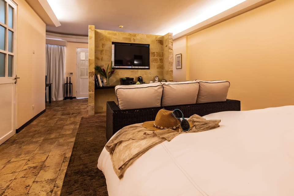 Jungle Suite | Egyptian cotton sheets, premium bedding, down comforters, minibar
