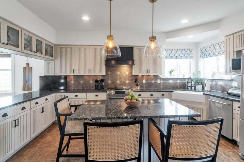 Full Size Chef Kitchen
Lots of counter space
Stainless steel appliances
Kitchen island
