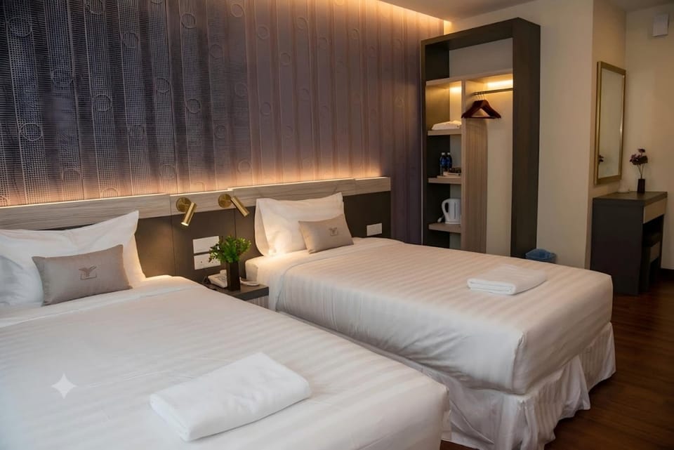 Deluxe Double or Twin Room | Desk, WiFi (free), bed sheets