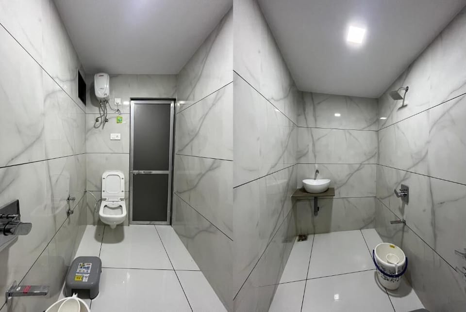 Deluxe Double Room, City View | Bathroom | Free toiletries, slippers, towels, soap