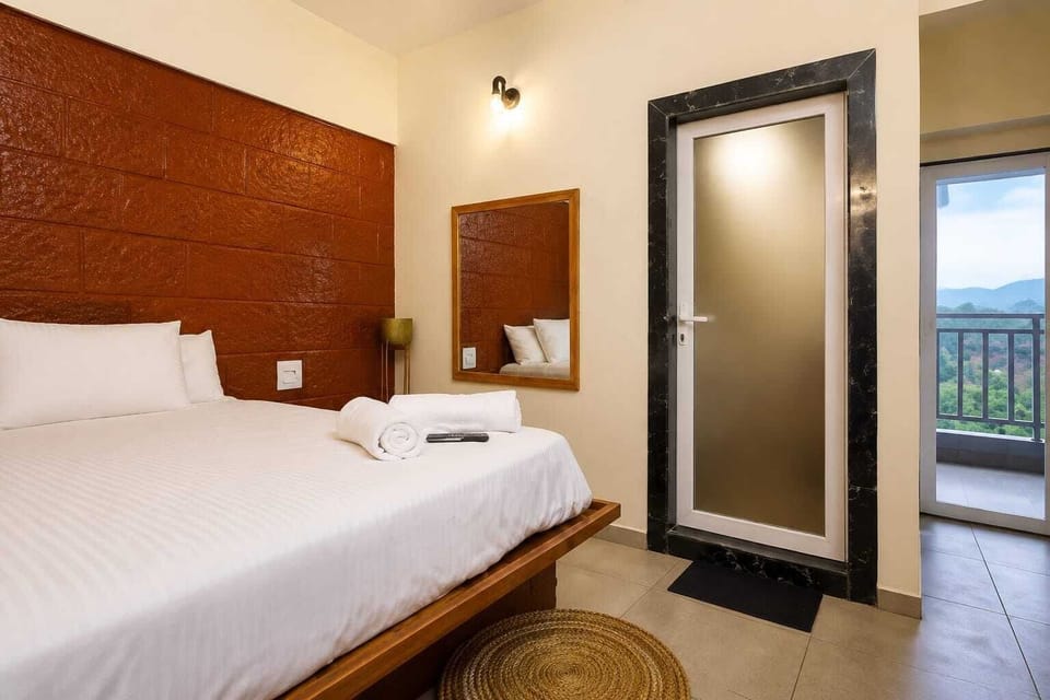 Deluxe Room, Mountain View | Desk
