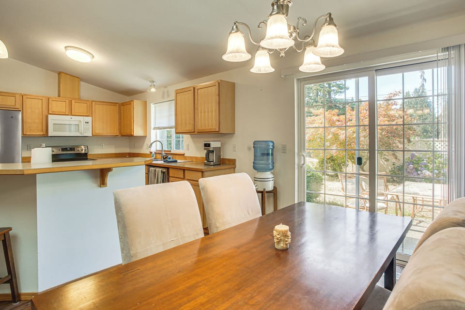 Dining Area | Dishware/Flatware Provided