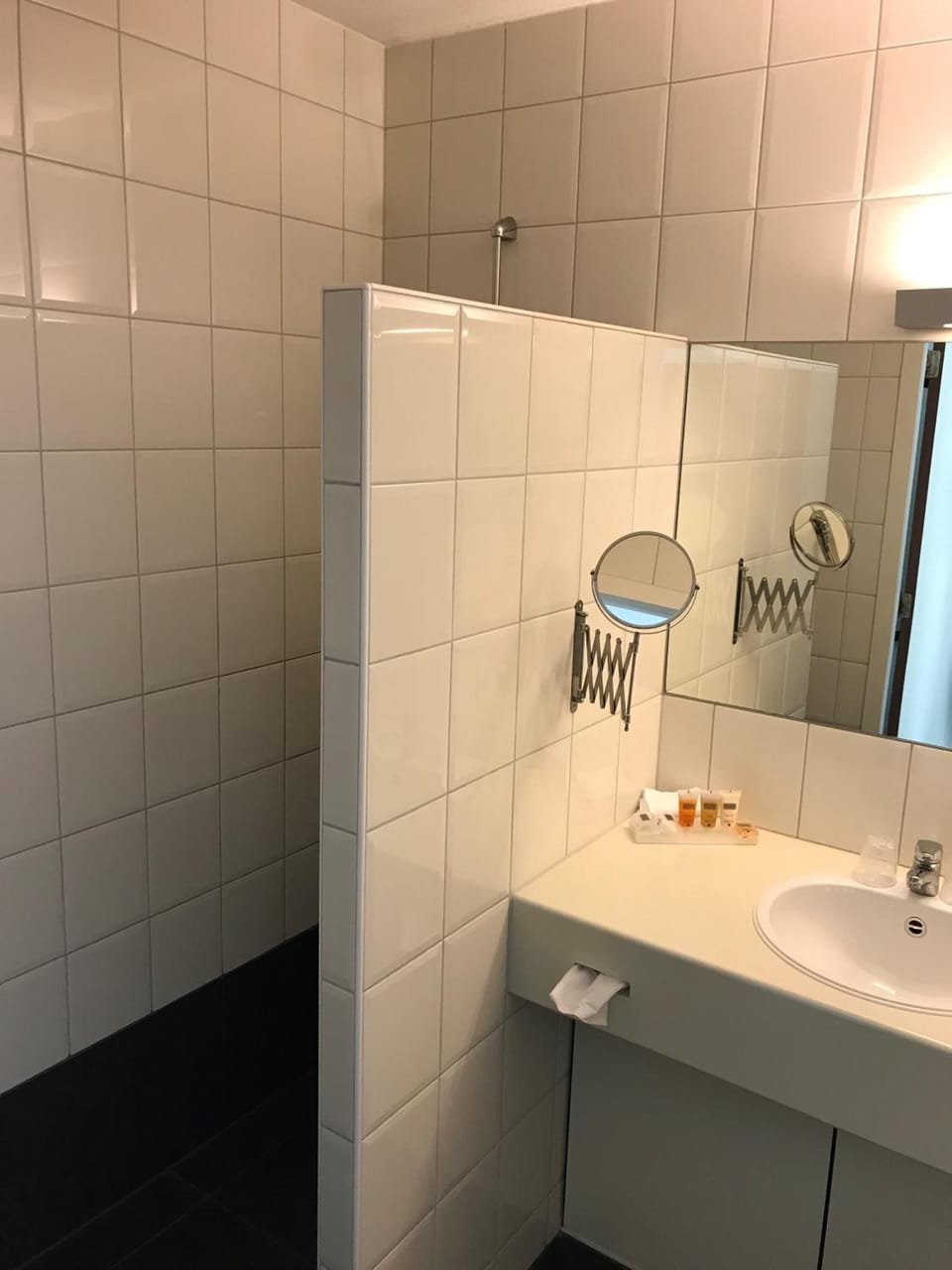 Deluxe Double Room | Bathroom | Free toiletries, hair dryer, towels