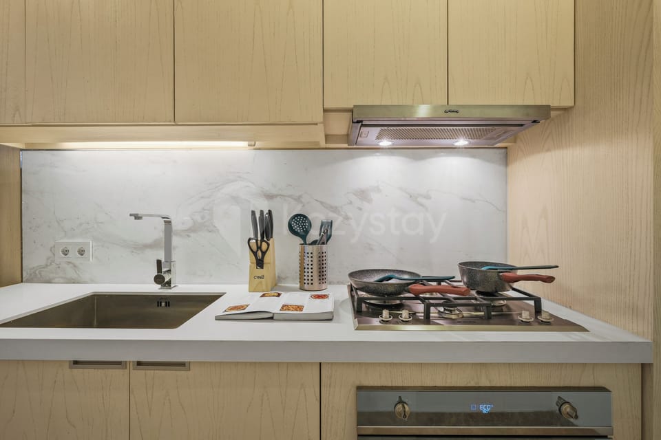 Apartment, 2 Bedrooms, City View | Private kitchen | Full-size fridge, microwave, oven, stovetop