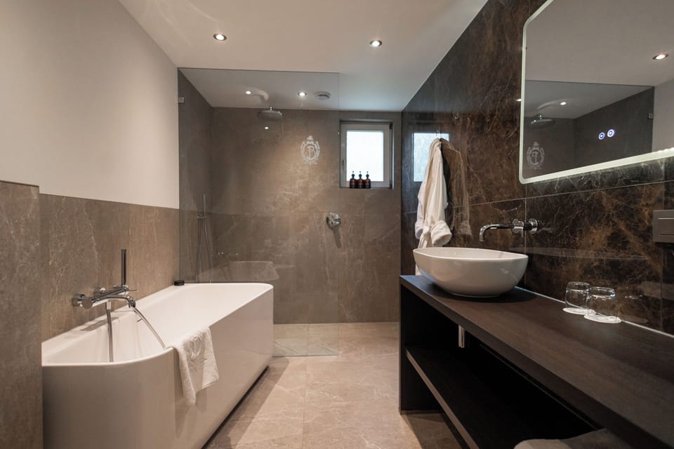 Deluxe Room, Garden View | Bathroom | Free toiletries, hair dryer, bathrobes, slippers