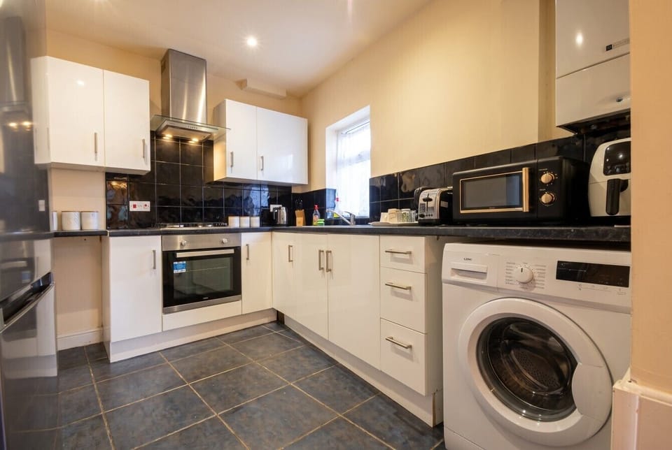Fully equipped kitchen with washing machine for easy self catering stays