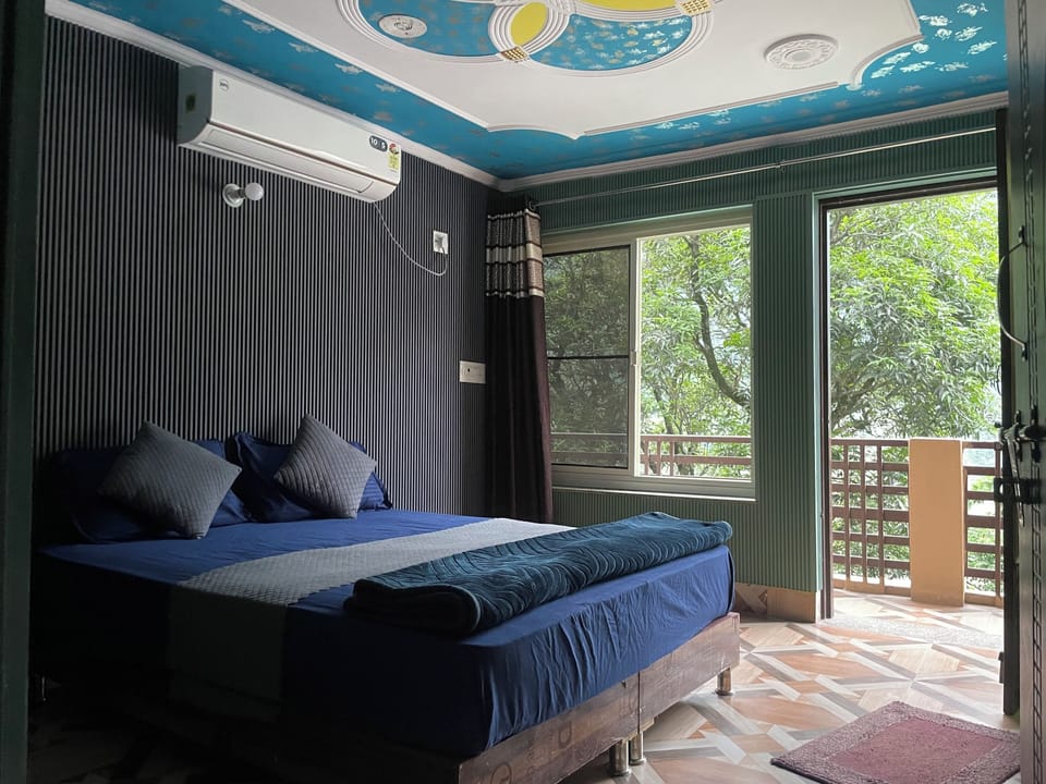 Single Room, Balcony, Lake View | Iron/ironing board (on request), WiFi (free)