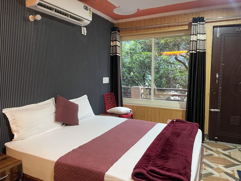 Single Room, Balcony, Lake View | Iron/ironing board (on request), WiFi (free)