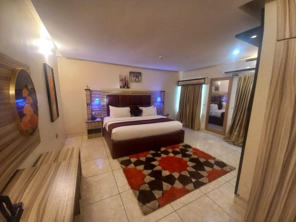 Suite, 2 Bedrooms | Desk, laptop workspace, WiFi (free)