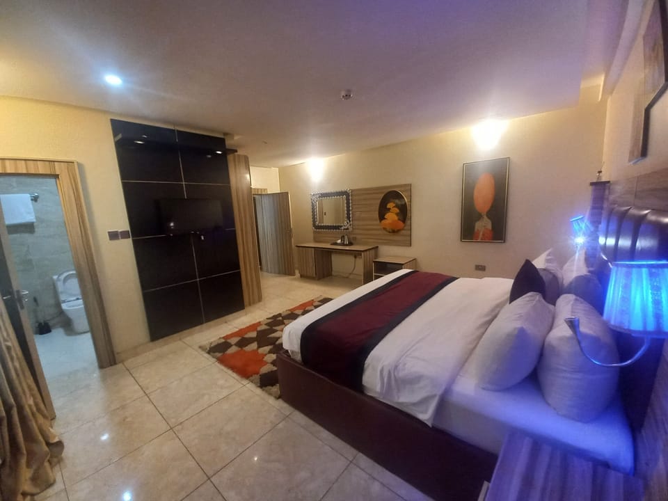 Suite, 2 Bedrooms | Desk, laptop workspace, WiFi (free)