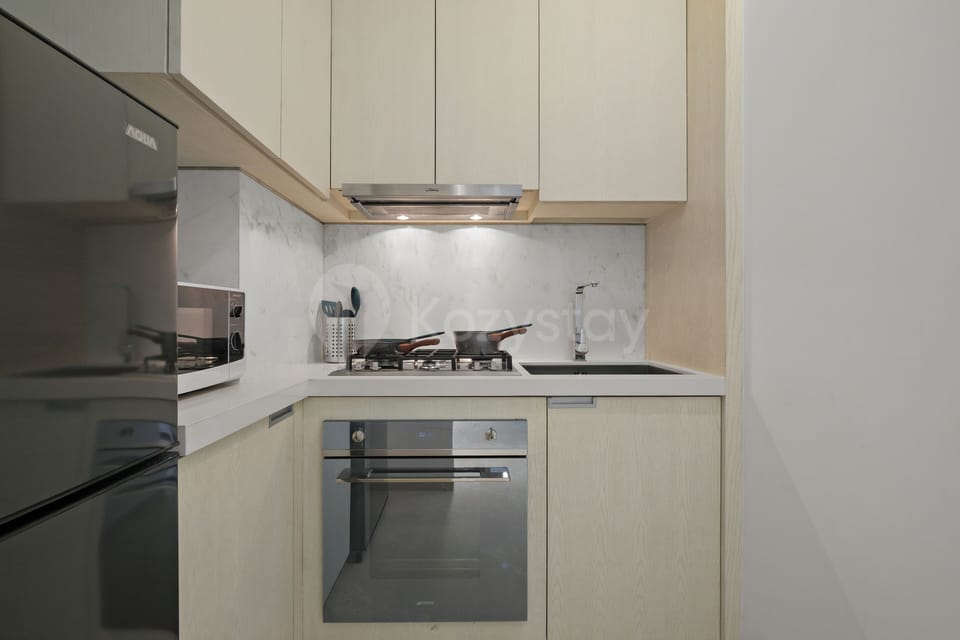 Apartment, 1 Bedroom, City View | Private kitchen | Full-size fridge, microwave, oven, stovetop