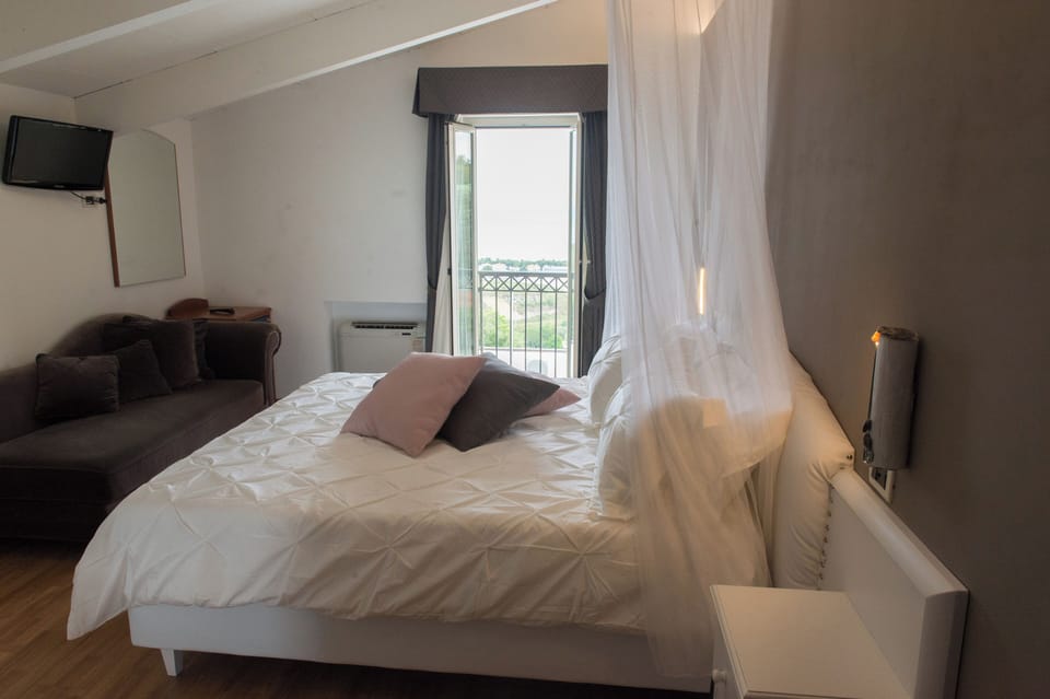 Room, Ensuite, Beach View | In-room safe, iron/ironing board (on request), WiFi (free)