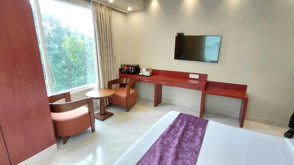 Superior Double Room, 1 King Bed, City View | WiFi (free)