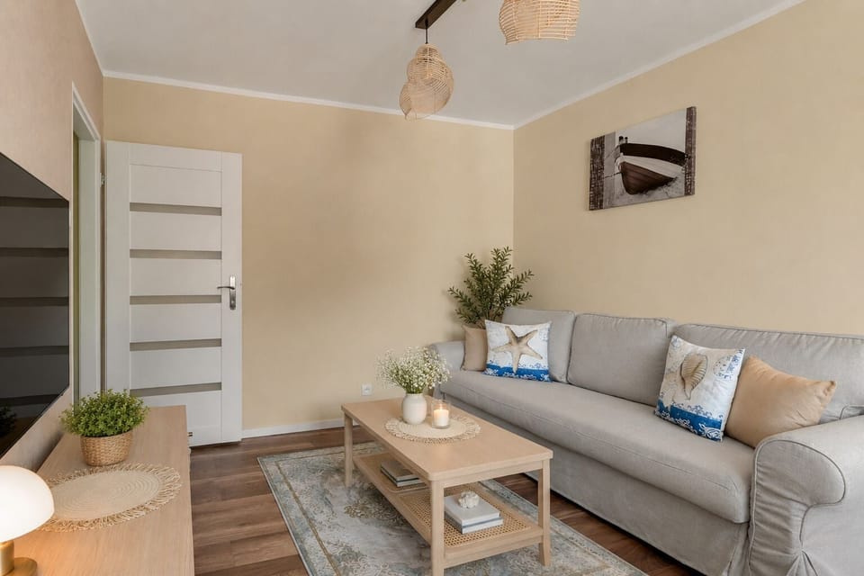 Comfort Apartment | Living area | 40-inch flat-screen TV with cable channels, Netflix, Hulu