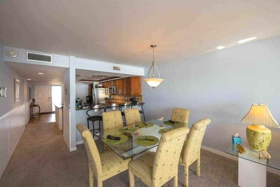 Condo, 2 Bedrooms | Dining