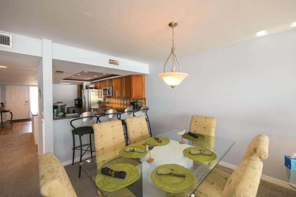 Condo, 2 Bedrooms | Dining