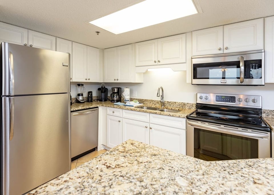 Condo, 3 Bedrooms | Private kitchen | Coffee/tea maker, fridge, oven