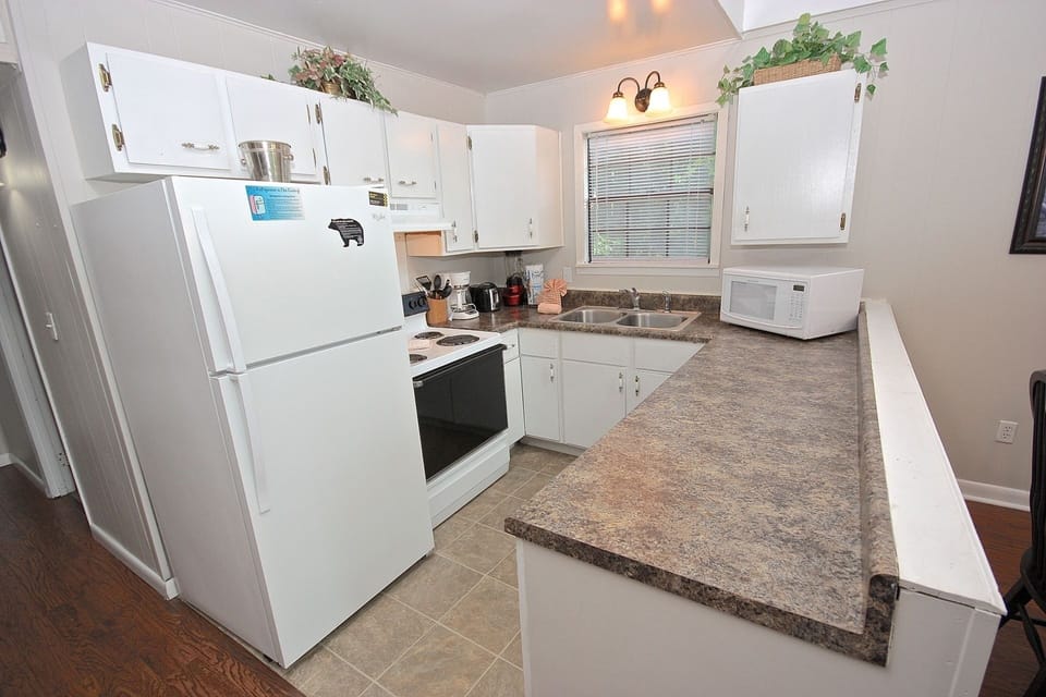 Cabin, 2 Bedrooms | Private kitchen | Coffee/tea maker, fridge, oven, toaster