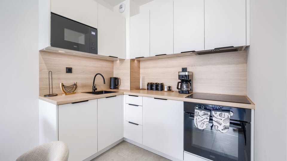 Apartment (4) | Private kitchen | Fridge, stovetop, electric kettle, cookware/dishes/utensils
