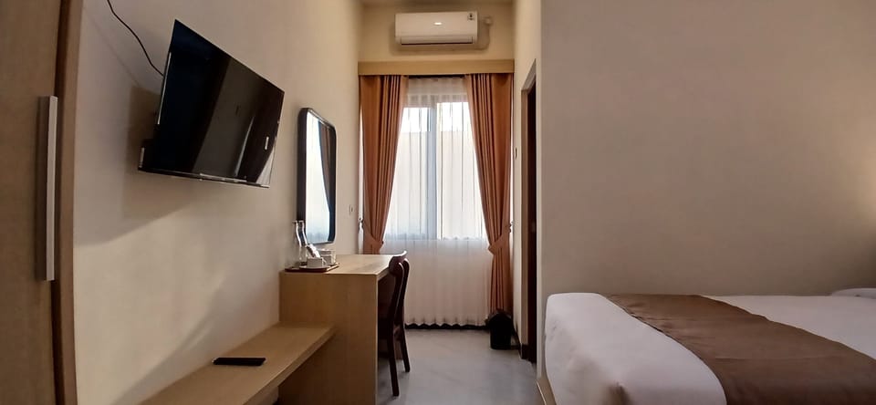 Twin Room | Desk, laptop workspace, iron/ironing board (on request), WiFi (free)