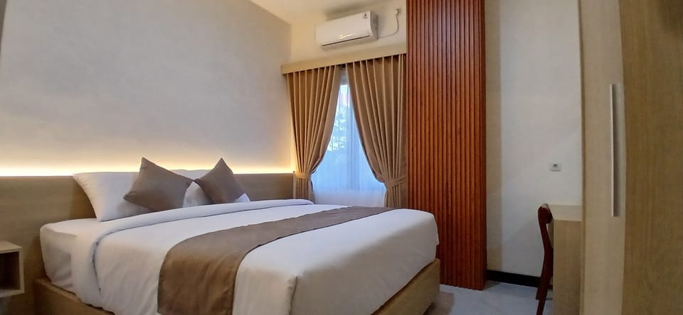 Room | Desk, laptop workspace, iron/ironing board (on request), WiFi (free)