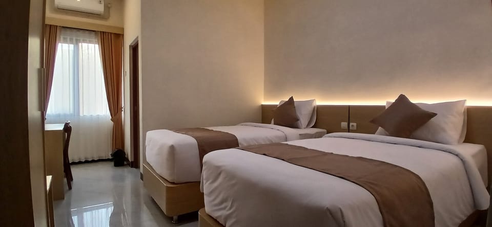 Twin Room | Desk, laptop workspace, iron/ironing board (on request), WiFi (free)