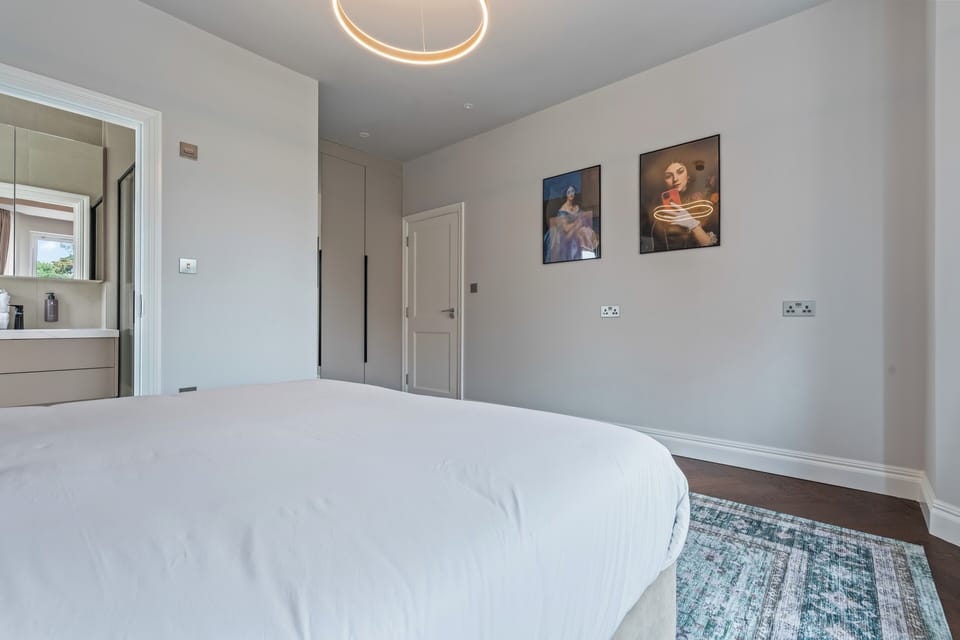 8 bedrooms, WiFi (free), bed sheets