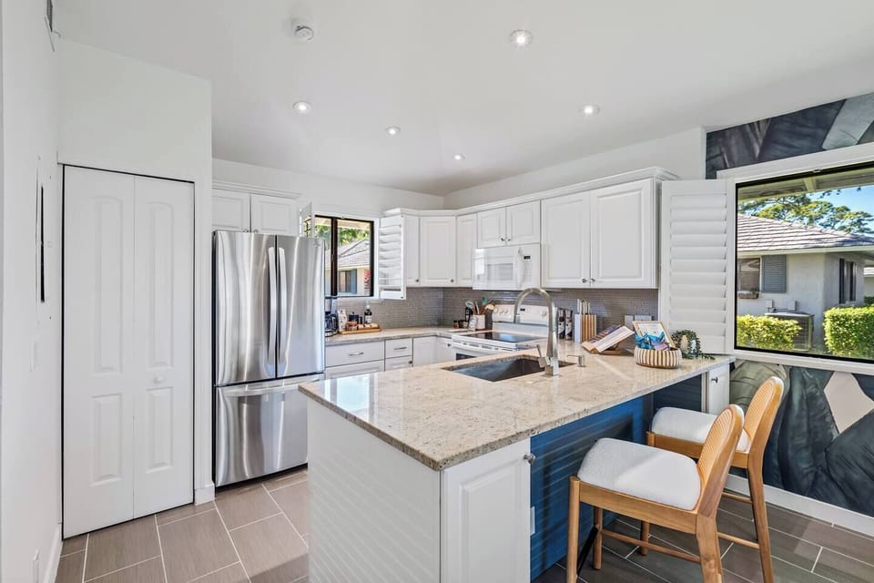 Our kitchen is bright, airy, and fully equipped. Plus: we stacked it with high-end, organic amenities as a little treat for our guests.