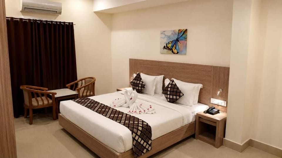 Suite | In-room safe, desk, laptop workspace, iron/ironing board