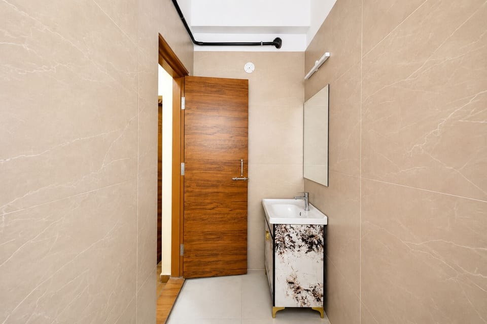 Deluxe Triple Room | Bathroom | Shower, free toiletries, towels